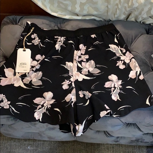 Leith Pants - NWT Leith 🌸Black floral shorts